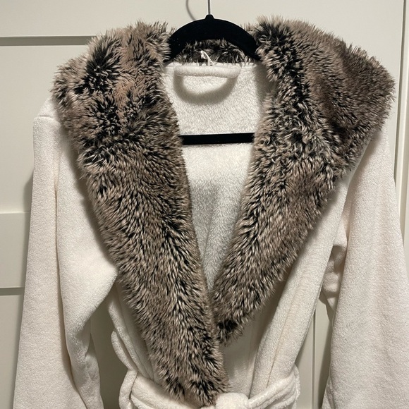 Pottery Barn Cream and Brown Faux Fur Trim Robe - Picture 6 of 11